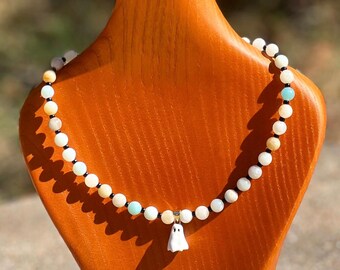 Collar de amazonita con colgante de fantasma relleno de oro