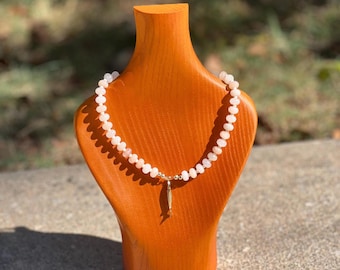 Collar de aventurina rosa con colgante de pez bañado en oro