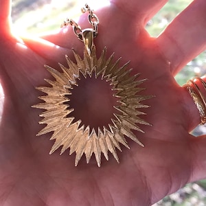 Collar extragrande de latón dorado de 24” con diseño de rayos de sol estilo vintage ¡Excelente!