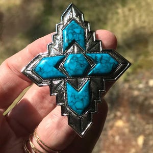Broche vintage con estilo caracol, turquesa, azul y lucita plateada, firmado y con declaración