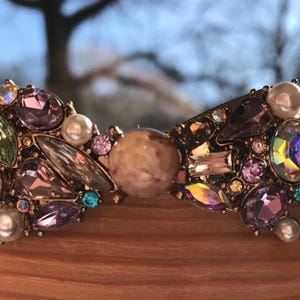 ¡Excelente pulsera vintage de Betsey Johnson con bisagras de latón, brillantes y perlas!