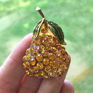 Broche vintage superbrillante de pera de lucita con forma de fruta prohibida, amarillo dorado y jugoso, con diamantes de imitación, estilo kitsch MCM