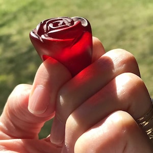 ¡Excelente anillo vintage de Lucite con cúpula grande, rosa tallada en color rojo cereza de Sobral, firmado y tallada para primavera o verano!