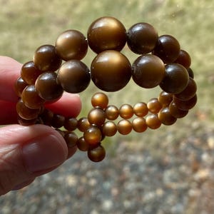 ¡Excelente! Pulsera brazalete vintage hermosa con cuentas de lucita en color cacao brillante y resplandor lunar.