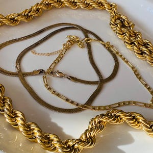 Conjunto vibrante de collares extra gruesos de oro firmados de 28”, 15” y 18”. ¡Todos excelentes!