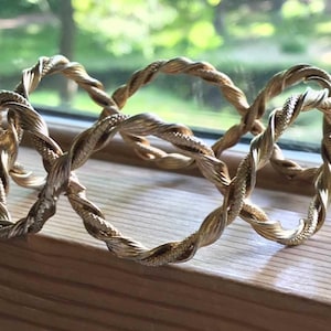 ¡Brazalete vintage muy bonito con cuerda trenzada ancha de latón dorado!