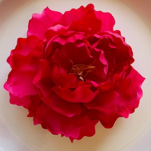 ¡Qué divertido! Broche extragrande de peonía rosa intenso de tela, ideal para primavera. ¡Excelente!