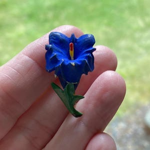 ¡Excelente broche vintage con forma de campana azul, hecho en baquelita y probado!