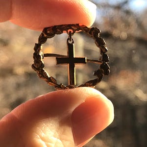 ¡Excelente broche vintage con forma de cruz de oro, pequeño y delicado!