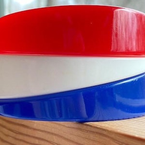 Brazalete brazalete de lucita vintage, raro, rojo, blanco y azul, patriótico, ancho, con rayas supermodificadas y puntos, excelente