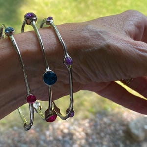 ¡Precioso conjunto vintage de pulseras plateadas con tachuelas y diamantes de imitación brillantes!