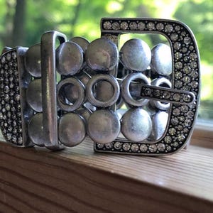 Pulsera ajustable de 23 cm con hebilla de cinturón robusta de diamantes de imitación plateados de alta gama estilo art déco vintage