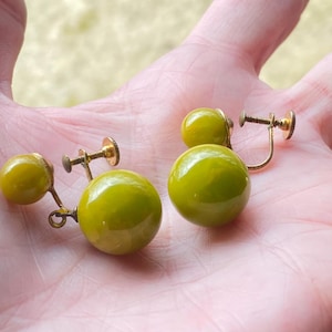 ¡Dulces pendientes vintage de baquelita verde manzana con cuentas de turquesa probadas y cierre de rosca!