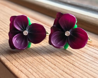 Ensemble de boucles d'oreilles douces vissées vintage en celluloïd floral avec pensées violettes, vintage Excellent !