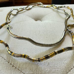Juego de 2 geniales collares con forma de serpiente retorcida de latón dorado y plateado flexible de 30 pulgadas ¡Excelente!