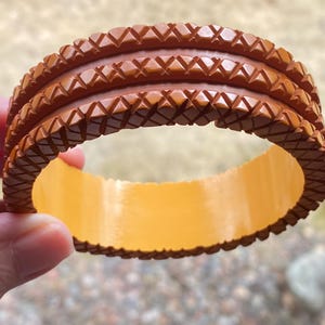 ¡Brazalete tipo pulsera de baquelita dorada muy tallada de estilo Art Deco vintage, probado!