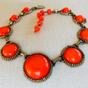 Gargantilla ajustable vintage de latón vibrante y lucita de color naranja melocotón de 15 pulgadas ¡Hermoso!