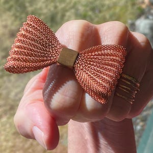 Pajarita grande ajustable con diseño de malla de cobre de estilo vintage, tamaño 6