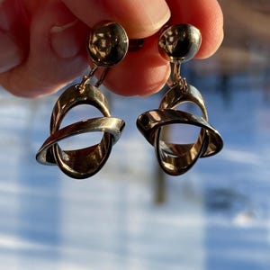 ¡Qué dulce! Juego de pendientes colgantes con cierre de rosca en plata vintage con diseño de luna, órbita atómica y cielo. ¡Excelente!