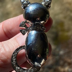 Broche vintage con lazo de gatito plateado brillante y diamantes de imitación