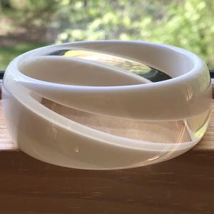 Brazalete tipo brazalete de lucita con remolino modificado, blanco y transparente, tallado a mano