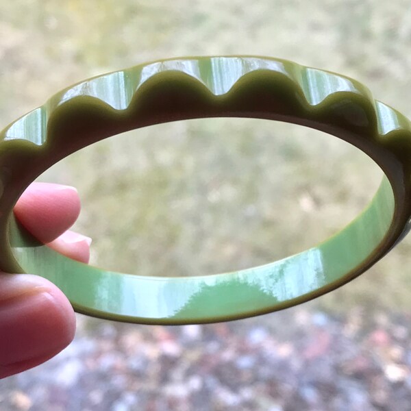 Vintage HTF Pistacio Scalloped Daisy Bakelite Tested Carved Bangle Bracelet Cuff Excellent!