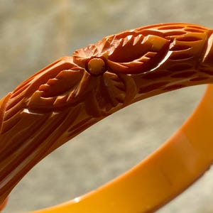 ¡Brazalete tipo pulsera de baquelita dorada muy tallada de estilo Art Deco vintage, probado!