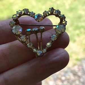 ¡Excelente broche con forma de corazón de diamantes de imitación azules estilo art déco vintage austriaco firmado!