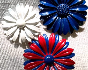 Vintage July 4th Set Of 3 Red White & Blue Patriotic Dimensional Mid Mod Brass Enamel Daisy Flower Pin Brooch Kitsch Lot MCM Excellent!