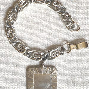 Pulsera vintage Lisner de 7” de metal tallado grueso con borlas y monograma en plata súper bonita. ¡Excelente!