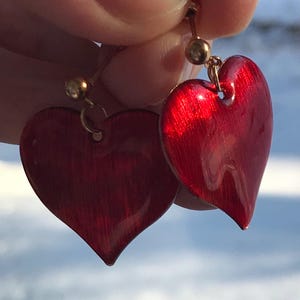 Conjunto de pendientes colgantes con forma de corazón de oro y esmalte rojo estilo vintage de San Valentín muy dulces. ¡Excelente!
