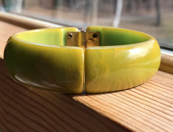 Vintage Pretty Carved Apple Green Chunky Bakelite… - image 1