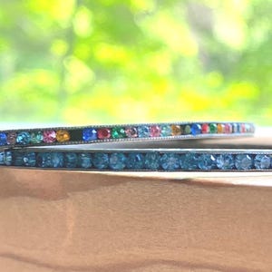 Bonito conjunto vintage de 2 pulseras de plata de ley 925 firmadas con tachuelas de arcoíris y diamantes de imitación azules.