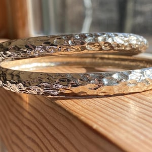 Conjunto vintage dulce de pulseras de plata martillada, ¡ambas excelentes!