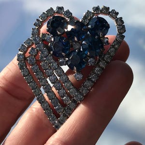 Broche vintage Art Déco brillante con forma de corazón de diamantes de imitación azules de los años 40