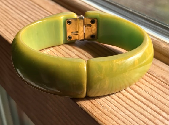 Vintage Pretty Carved Apple Green Chunky Bakelite… - image 2