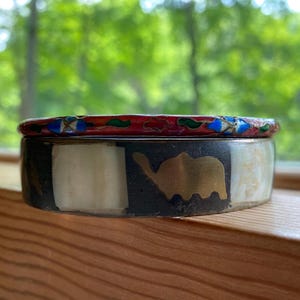 ¡Bonito conjunto vintage de pulseras de latón, piedra y cloissone!