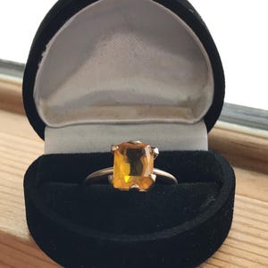Anillo vintage de oro de 10 quilates con topacio coloreado firmado por MCD, tamaño 8,5, superpuesto a 1/20 y caja de terciopelo negro en forma de corazón
