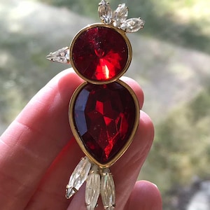 ¡Excelente! Broche vintage con pájaro de latón con diamantes de imitación rojo rubí y transparente muy brillante.