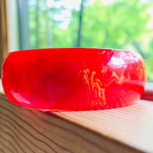 ¡Excelente pulsera brazalete vintage de baquelita tallada en rojo y amarillo!