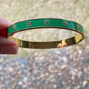 ¡Brazalete tipo brazalete vintage muy bonito de latón dorado con detalles florales pintados y lazos!
