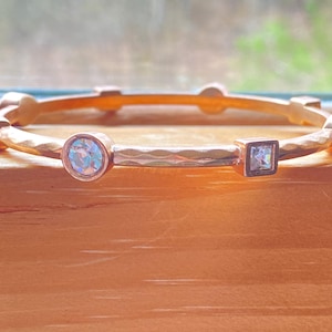 ¡Excelente pulsera vintage de latón con brillantes diamantes de imitación en oro rosa!