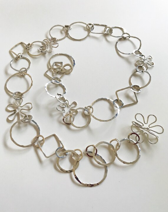 幾何学模様のネックレス。スターリングシルバーのスクエア、サークル