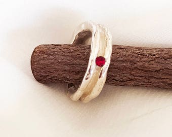 Anillo de bodas rústico de plata de ley: piedra rubí, diseño de río