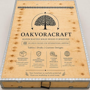 Peut inclure: Une caisse d'exp&eacute;dition rectangulaire en bois avec des bords renforc&eacute;s en m&eacute;tal et une poign&eacute;e noire. La surface sup&eacute;rieure pr&eacute;sente le texte OAKVORACRAFT, un logo d'arbre et des ic&ocirc;nes repr&eacute;sentant l'emballage et l'exp&eacute;dition.