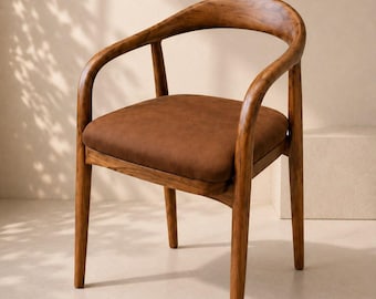 Eetkamerstoel van massief walnotenhout, handgemaakte houten fauteuil, zitting van echt leer, stoel in mid-century modern stijl, eigentijds eetkamermeubilair