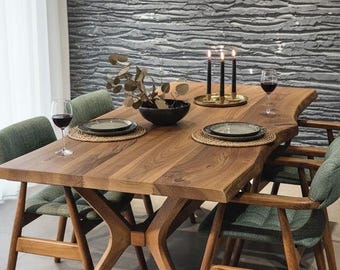 Mesa de comedor de nogal a medida: madera maciza artesanal, diseño rústico moderno.