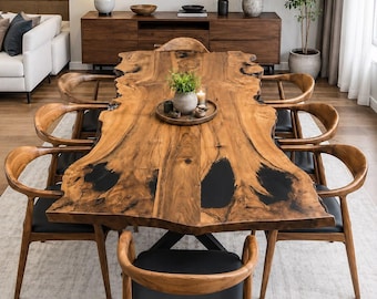 Puede incluir: Una mesa de comedor grande con una superficie de madera natural de borde vivo con incrustaciones de resina negra, sobre una base de metal oscuro. La mesa está rodeada por ocho sillas de madera con respaldos curvos y asientos negros.