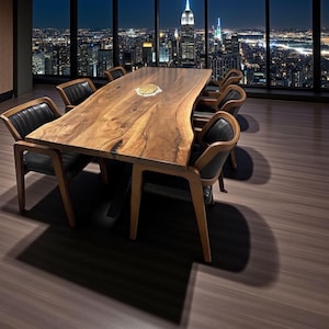 Può includere: Un grande tavolo da pranzo in legno con bordi naturali e forma organica. Sei sedie con sedili in pelle nera e struttura in legno circondano il tavolo. La stanza offre una vista panoramica di uno skyline notturno.