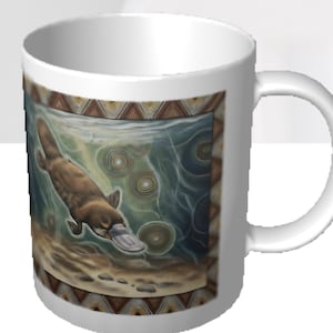 Pode incluir: Caneca de cerâmica branca com uma ilustração detalhada de um ornitorrinco nadando debaixo d'água. A obra de arte inclui um ornitorrinco marrom, água azul e verde e um fundo marinho arenoso. A caneca tem uma borda decorativa com um padrão geométrico.